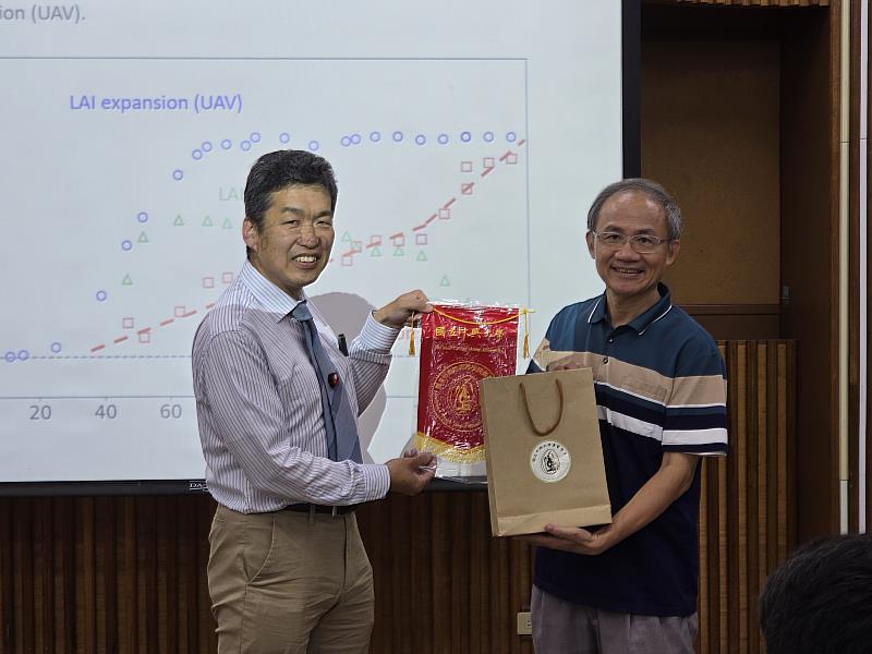 中興大學農藝系陳建德系主任（右）致贈禮品，與本間香貴教授（左）合照。