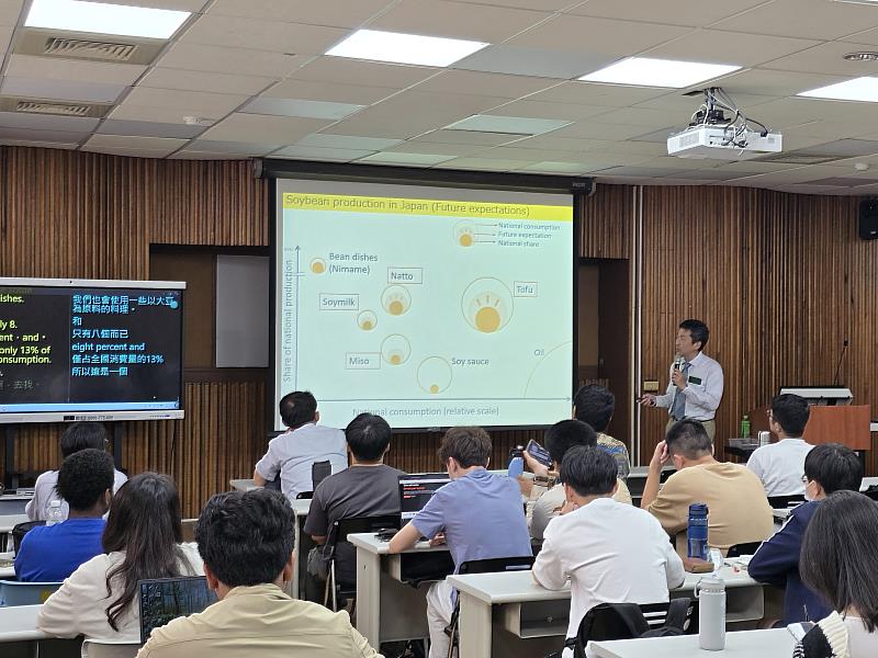 日本作物學會理事長本間香貴教授授於中興大學農藝系進行演講。