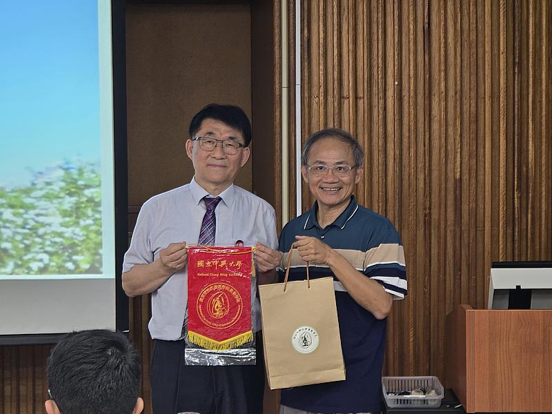 中興大學農藝系陳建德系主任（右）致贈禮品，與禹仙熙教授（右）合照。