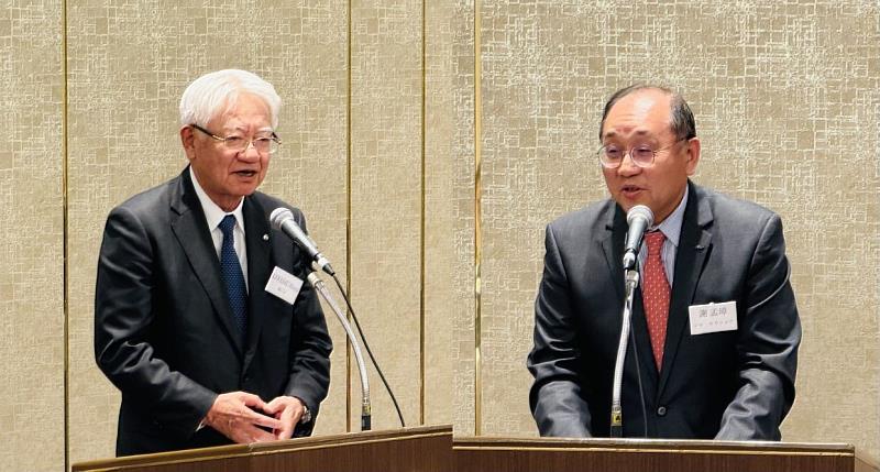 IEAT亞太主委謝孟璋（左）與神戶會頭川崎博也（右）於交流晚宴中致詞。