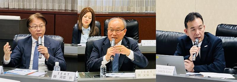EAT秘書長黃文榮（中）、西藥小組召集人楊健宏（左）與神戶市經濟觀光局局長大畑公平（右）進行產業等各項意見交流。
