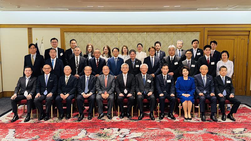 IEAT亞太委員會謝孟璋主委（前排左5）、監事會召集人苑竣唐（前排中）、秘書長黃文榮（前排左4）及理監事團員與神戶商工會議所會頭川崎博也（前排右5）、神戶市經濟觀光局局長大畑公平（前排右4）、神戶商工會議所副會頭藤岡YUKA（前排右3）、神戶商工會議所貿易小組召集人船越照平（前排右2）等神戶經財界代表合影。