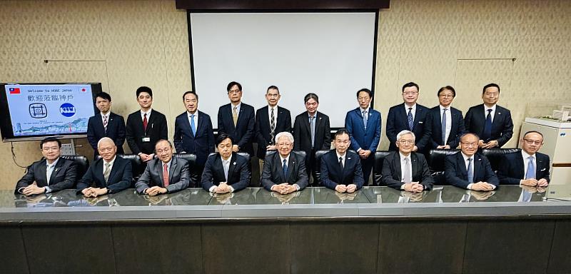 IEAT亞太主委謝孟璋（前排左3）率考察團拜會日本姐妹會「神戶商工會議所」。