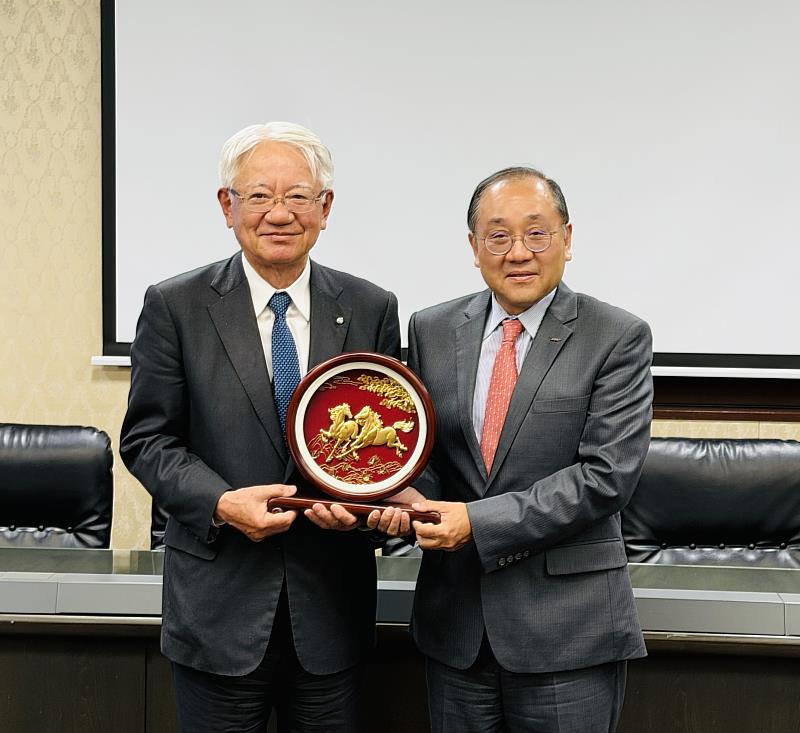 IEAT亞太主委謝孟璋（右）致贈紀念品與神戶商工會議所川崎會頭（左）。