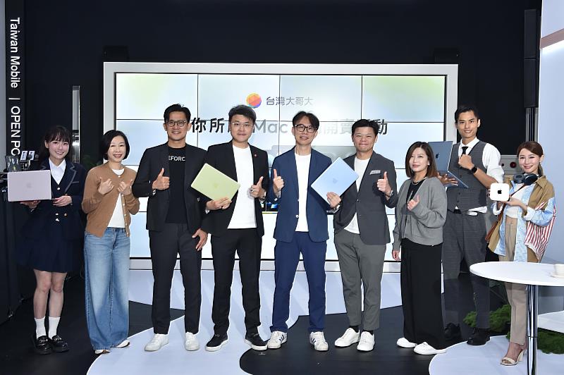 台灣大正式開賣Mac,將產品納入獨門專案「OP響樂生活」旗下「OP科技生活」,此外,申辦5G指定資費,享GeForce NOW聯盟Taiwan Mobile鈦金方案時數制會員免費1年。(左2至右3:台灣大行銷暨營運支援副總陳麗郁、NVIDIA資深協理邾亦為、台灣大個人用戶事業商務長林東閔、美商蘋果台灣分公司台灣電信商業務總監辛宗鴻、Logitech羅技電子股份有限公司台灣B2B業務處長陳榮廷、台灣大終端暨周邊商品處賈青如)