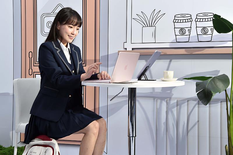 台灣大打造學生情境展演,示範從課堂筆記、拍攝翻譯到課後複習的無縫學習流程。透過MacBook Neo、iPhone與iPad串聯應用,搭配台灣大購機方案與高速網路,讓學習更有效率、科技生活更有感。