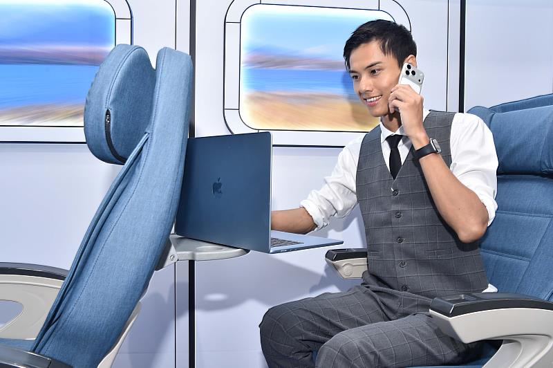 針對上班族行動辦公情境，透過MacBook Air串聯iPhone與Apple Watch，展現通勤、高鐵移動、線上會議等多元工作場景。搭配台灣大月租1,599元享5G熱點分享吃到飽，讓高效工作隨時在線。