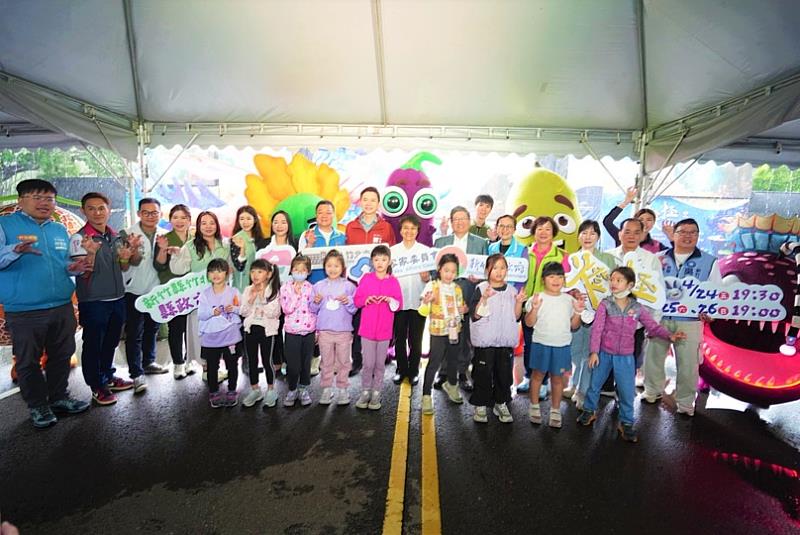 貴賓與小朋友大合照。（照片來源：紙風車劇團提供）