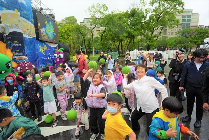 貴賓與小朋友丟油甘子幫助燈燈國王痊癒。(照片來源:紙風車劇團提供)