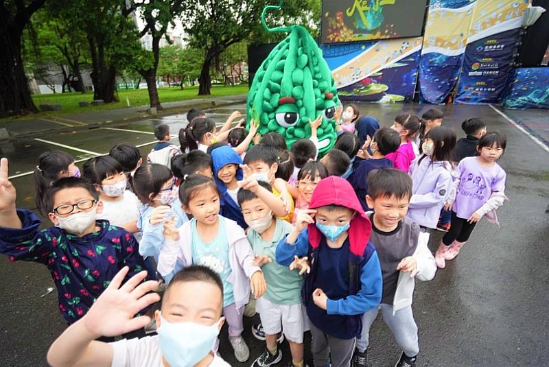 新竹縣竹北市光明國小一年級小朋友開心跟瓜族互動。(照片來源:紙風車劇團提供)