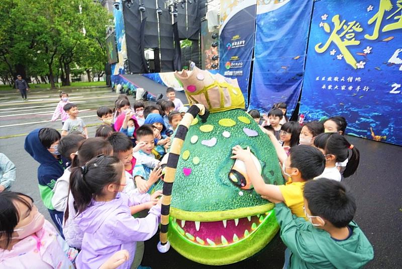 新竹縣竹北市光明國小一年級小朋友開心和最近很紅的燈籠魚互動。（照片來源：紙風車劇團提供）