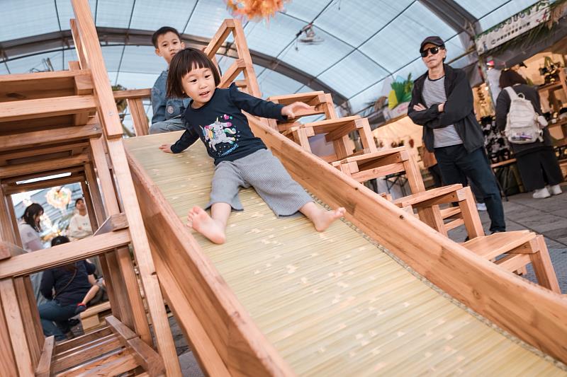 2026森林市集「木育時光月台」台灣義築協會國產材溜滑梯。