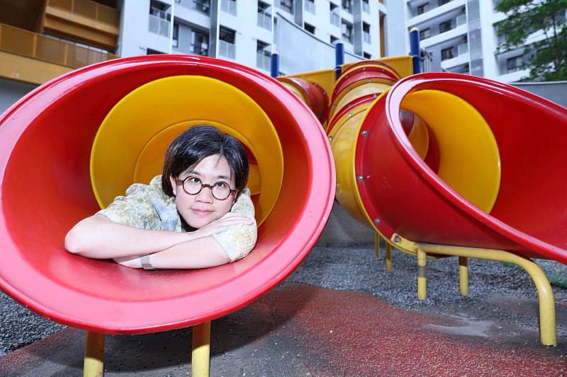 插畫家羅寗引領讀者回望她最初的童年，與在高翠路上作畫的起點。