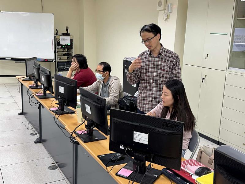 領航教師蘇漢哲教師說明數位工具Lumio操作。