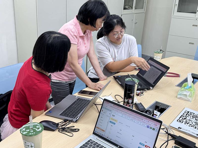 領航教師劉麗娟教師與北門國小潛力教師說明因材網課程包。