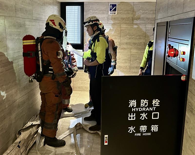 消防人員在地面層利用建築物外部連結送水管送水至各樓層內部出水口快速佈設水線。