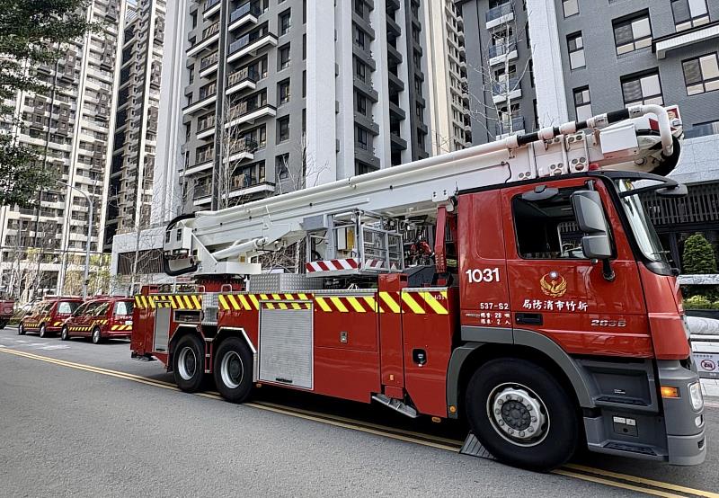 消防局於日前在東區高層建築物辦理搶救聯合部署演練。