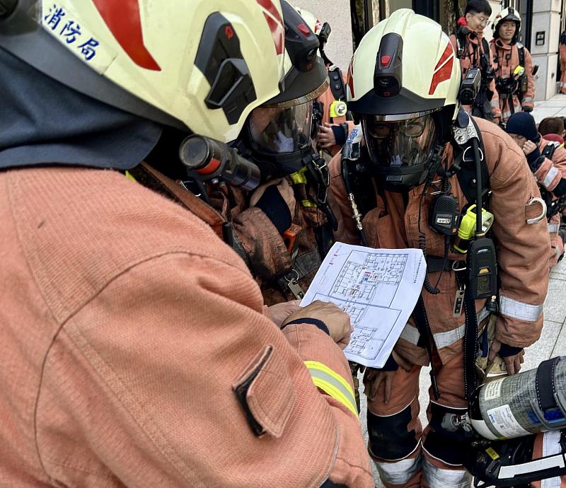 消防局於日前在東區高層建築物辦理搶救聯合部署演練。