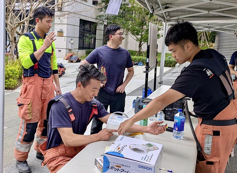 現場啟動後勤照護，供消防人員休息、復原、補水、營養補充、醫療評估及保護其免受極端環境危害之系統性作業。