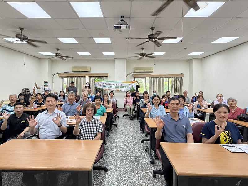 南華大學科技學院舉辦「零廢棄、零碳排：KKF自然農法引領的循環農業之路」專題講座，與會人員大合照。