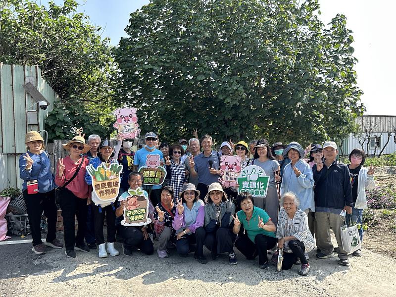 南華大學科技學院舉辦KKF自然農法推廣活動，全體學員於億豐昌畜牧場示範場域合影。