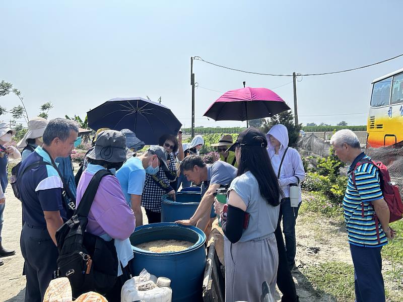 南華大學科技學院舉辦KKF自然農法推廣活動，億豐昌畜牧場蘇翃緯場長帶領學員認識循環農業與減碳農法實務操作。