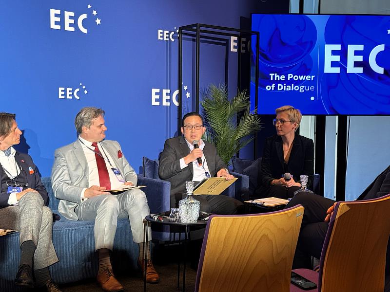 擷發科技董事長楊健盟博士（右2）於歐洲經濟大會論壇發表演說，分享AI落地「軟體帶動硬體」新趨勢，期盼結合台波優勢共築Edge AI韌性供應鏈。