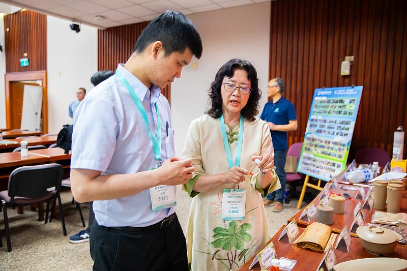 會中安排朝陽科大應化系特聘教授石燕鳳（右）與塑膠工業技術發展中心技術研究發展部經理李晨宇（左）分享永續低碳材料之應用成果。
