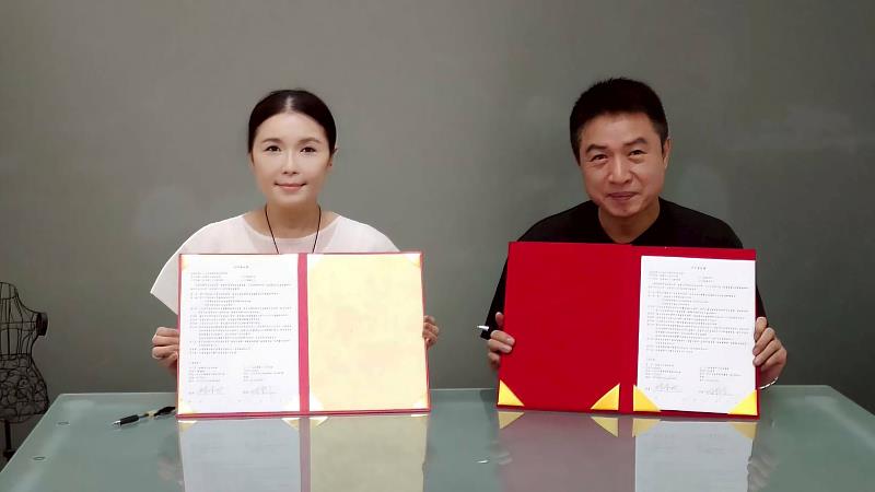 亞洲大學時尚設計學系與台灣西服業界代表合紳號正式簽署「共同人才培育實習意向書」，左為時尚設計學系林青玫主任、右為合紳號林諺良董事長。