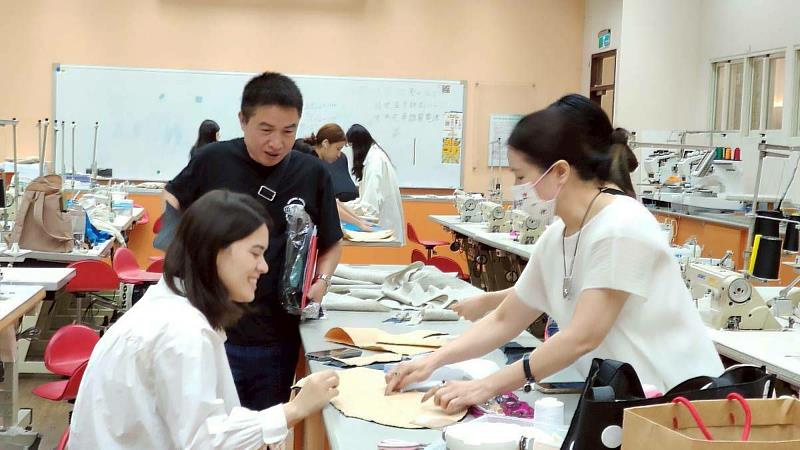 合紳號董事長林諺良(中)親臨亞洲大學時尚設計學系教學現場,與師生進行高級訂製服版型與布料實務交流,深入了解學生學習情形並探討產學合作方向。