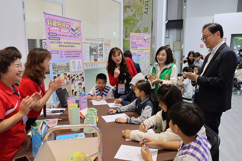 桃園市長張善政（後排右一）與張榮發基金會執行長鍾德美（後排右二）一同參與「綠色力學解密」課程，探討紙結構如何影響承重力。