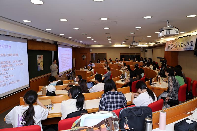 亞洲大學哈佛講堂座無虛席，全場師生專注聆聽院士專題演講。