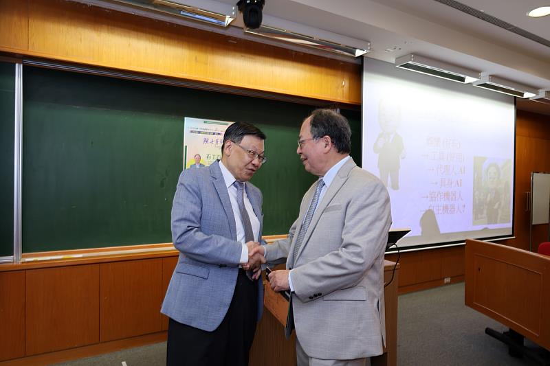 陳力俊院士與蔡進發校長在講台前愉悅地握手，圓滿結束這場精彩演講。