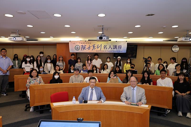 陳院士、校長與師生齊聚，拍攝溫馨大合照。