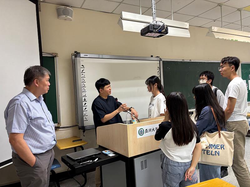 會後學生熱情不減，熱情追問葉老師AI與心理學跨域整合議題。