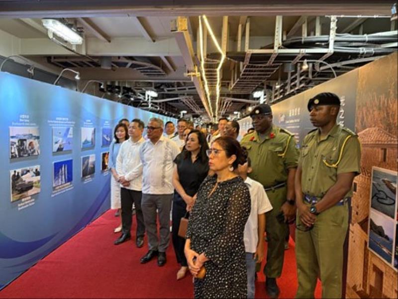 紀欽耀大使陪同貝國察芙拉總督及布里仙紐總理伉儷參訪磐石艦