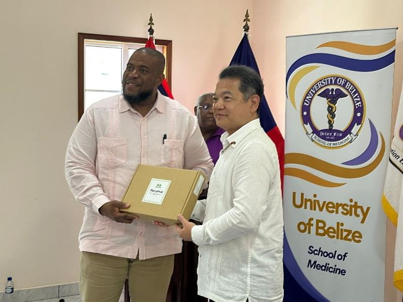 紀大使代表我國向貝里斯大學校長Vincent Palacio捐贈數位影像解剖桌