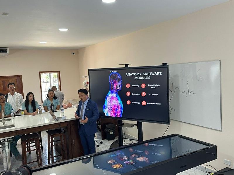 王執行長示範操作數位影像解剖桌，介紹各項功能