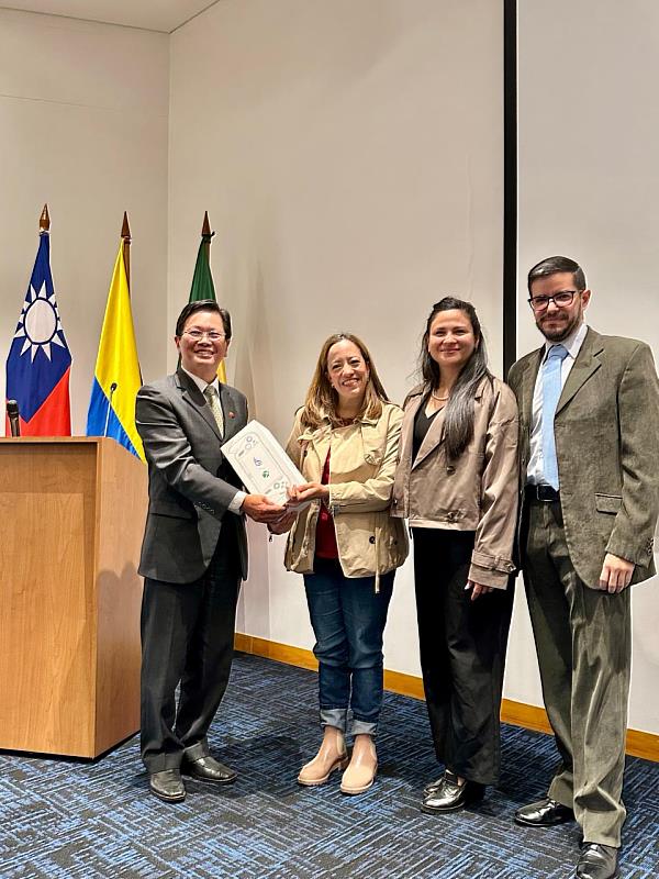 「促進科技思維發展基金會」（Fundación Pro Desarrollo del Pensamiento Tecnológico）主動提供微軟與華碩合作推出的Xbox ROG Ally作為現場特別抽獎活動禮品，曾於台灣生活與居住長達14年的前獎學金生成為唯一的幸運兒。