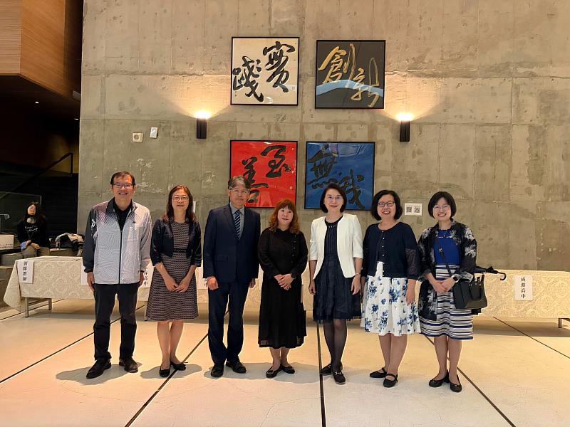 實踐大學洪久賢校長與各高中師長合影