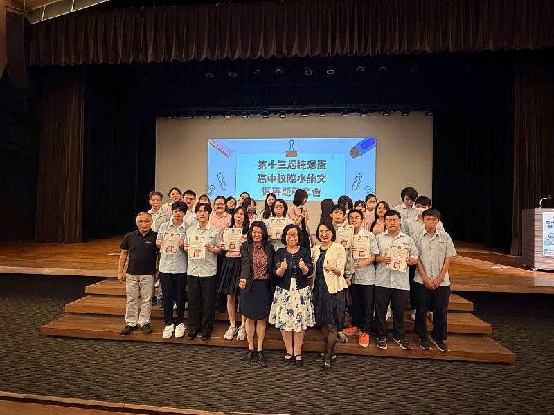 師長與同學合影