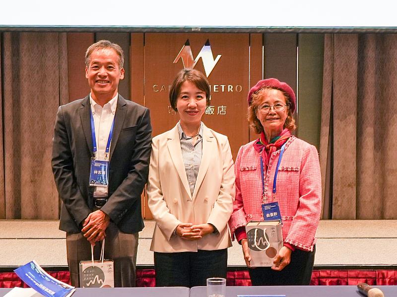 李姸慧（中）頒發熱心服務獎予團長林志鴻（左）、副團長曲曼齡（右）