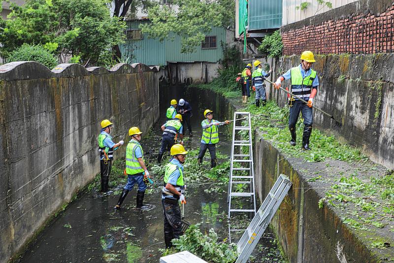 嘉義縣全面提升防汛整備，民雄雙福村示範清溝行動-5