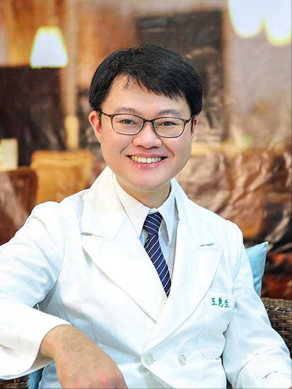 花蓮慈院心臟內科主治醫師王惠生提醒民眾，隨著2026年「最新血脂異常治療指引」更新，心血管風險評估需要更早開始檢測與介入，尤其具有家族性高膽固醇或早發性心血管疾病家族史者。