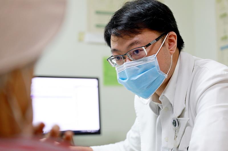 花蓮慈院心臟內科主治醫師王惠生提醒民眾，隨著2026年「最新血脂異常治療指引」更新，心血管風險評估需要更早開始檢測與介入，尤其具有家族性高膽固醇或早發性心血管疾病家族史者。