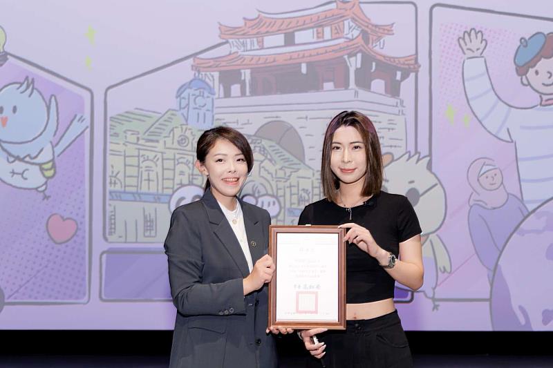 本場講座邀請雅方國際食品行銷經理林暄穎(Julia)，高虹安市長頒發感謝狀。