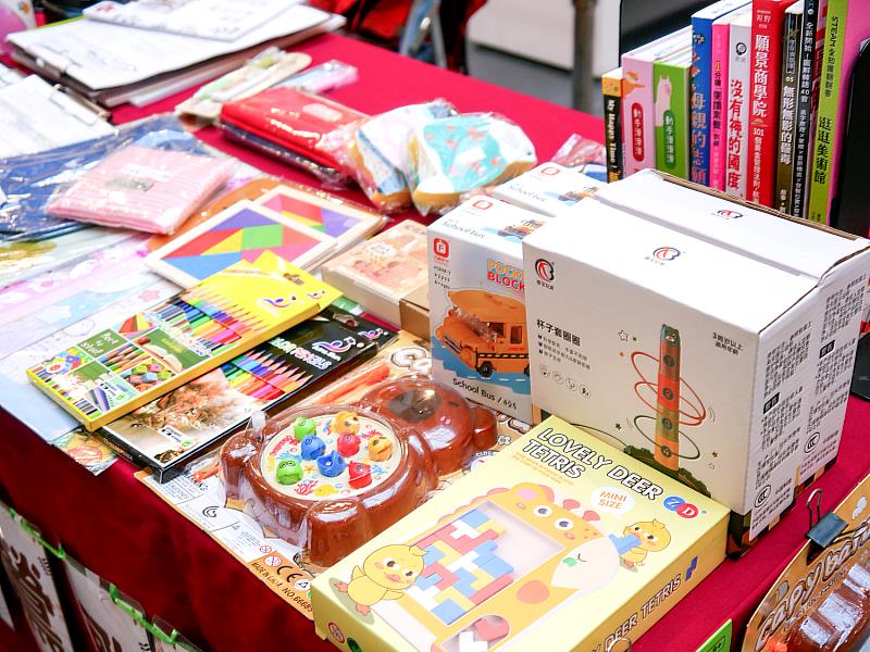活動桌上擺放童書、文具、益智玩具與多樣好禮，讓孩子在逛街途中也能遇見閱讀的小驚喜。