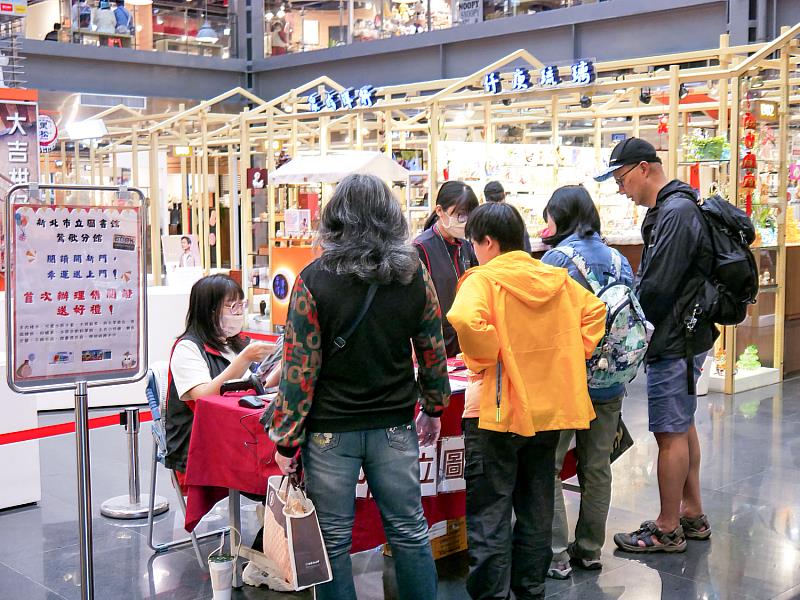 新北市立圖書館鶯歌分館4月25日來到鶯歌光點辦理「閱讀開新門，幸運送上門」活動，現場提供借閱證申辦服務，讓閱讀推廣走進老街人潮。