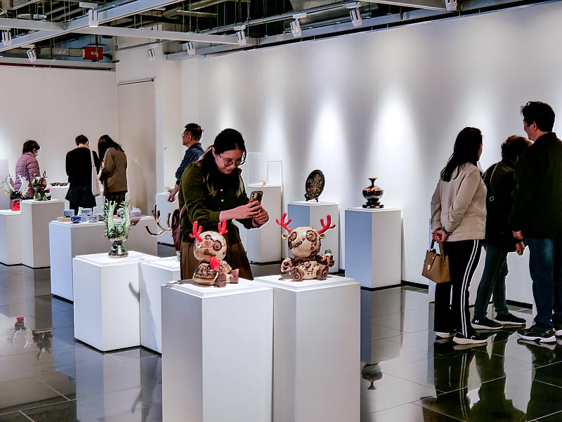 鶯歌光點同步推出多檔藝術展覽，民眾可上樓欣賞黃明文陶藝個展《萌生・器韻》與《羅廣維之雕塑演繹》，在閱讀之外延伸一場藝術午後。