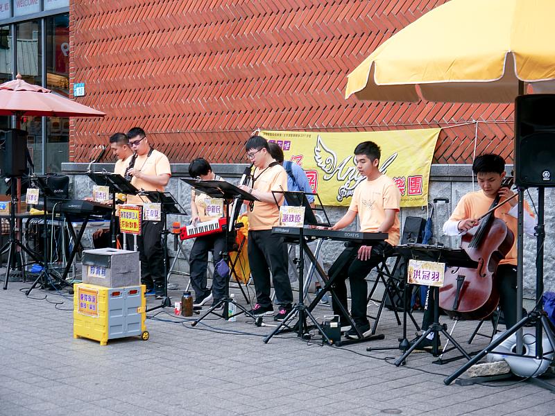 天公仔囝樂團4月25日於鶯歌光點北廣場風雨無阻開唱，以充滿活力的經典曲目為老街午後注入音樂節奏，也串起閱讀、展覽與街頭表演的藝文路線。